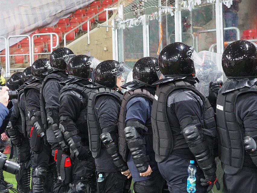 Widzew - Śląsk. Zamieszki na stadionie w Łodzi. Policja użyła gazu. Zdjęcia i film