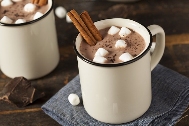 Gorące kakao koniecznie podane z piankami to doskonały sposób nie tylko na rozgrzanie w chłodne dni, ale też na poprawę humoru.