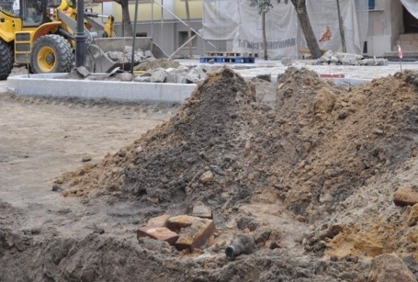 Robotnicy remontujący kluczborski Rynek znaleźli artyleryjski pocisk z czasów II wojny światowej.