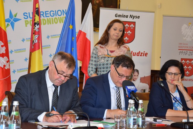 Umowę o dofinansowaniu podpisali Antoni Konopka, członek zarządu województwa i burmistrz nysy Kordian Kolbiarz.