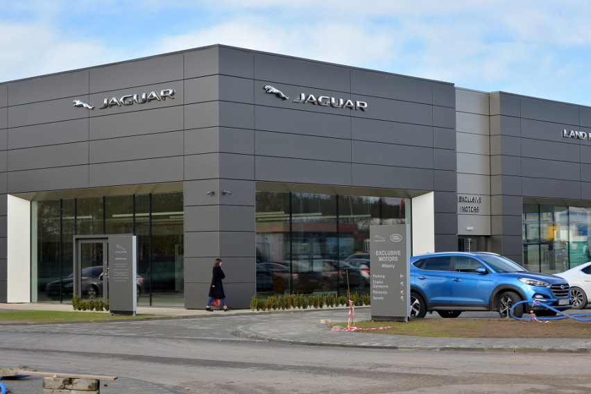 Nowoczesny salon samochodowy Jaguara i Land Rovera, jest już...