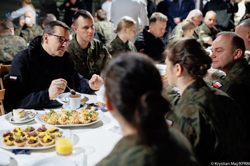 Premier Mateusz Morawiecki i szef MON Mariusz Błaszczak spotkali się w Wigilię z żołnierzami służącymi na granicy polsko-białoruskiej