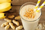 Fit smoothie z masłem orzechowym. Sycące śniadanie, które możesz zrobić nawet na diecie. Dzięki niemu nie będziesz podjadać