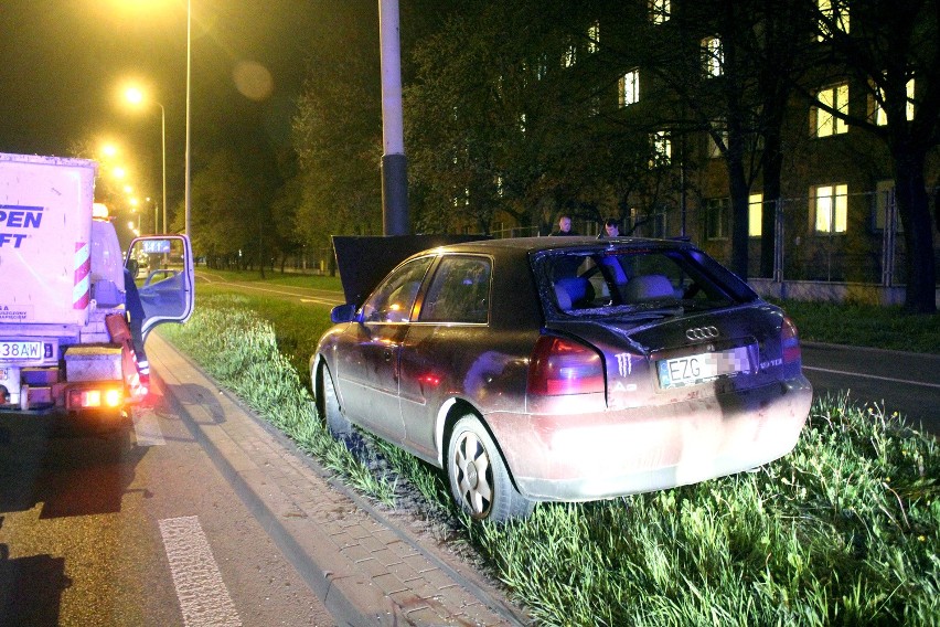 Wypadek na Włókniarzy w Łodzi. Kierowca wjechał w latarnię [ZDJĘCIA]