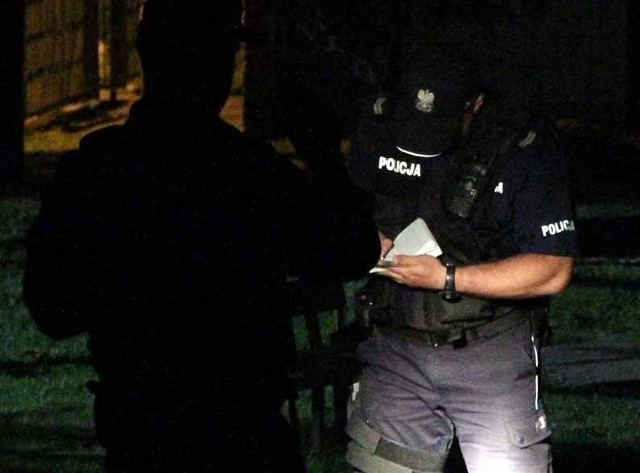 Czterech na jednego. Bo zwrócił uwagę