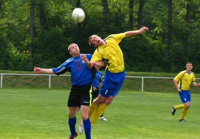 Strzelec jedynej w tym meczu bramki dla MKS Małkinia, Grzegorz Kuropatwa (w niebieskiej koszulce) ofiarnie walczył o niemalże każda piłkę.