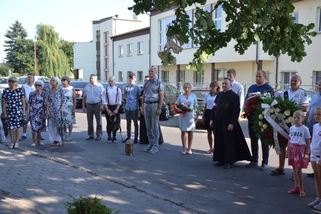 Dziś w Lipnie tuż po godzinie siedemnastej, gdy tylko ucichły syreny, przedstawiciele władz samorządowych, zakładów pracy i stowarzyszeń złożyli kwiaty pod obeliskiem, upamiętniającym żołnierzy Armii Krajowej Obwodu Lipnowskiego. Nie zabrakło mieszkańców, wśród których byli też bardzo młodzi ludzie. W ten sposób uczczono 74. rocznicę wybuchu Powstania Warszawskiego. Zapłonęły race, a potem wszyscy odmówili modlitwę. Poległym winniśmy pamięć i szacunek, bez nadmiernego afiszowania się symboliką powstańczą. Pewne rany nigdy się bowiem nie zabliźnią. Więcej w najbliższym wydaniu "Tygodnika Lipnowskiego".300 Plus - wszystko, co musisz wiedzieć o programie.