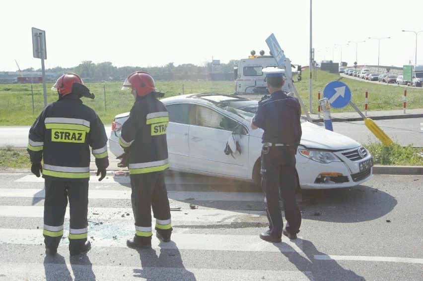 Wypadek na rondzie przy AOW. Dachował volkswagen. Rondo było zablokowane (ZDJĘCIA)