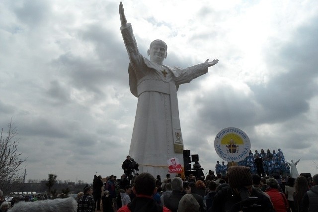 Odsłonięcie największego na świecie pomnika Jana Pawła II, 13 kwietnia 2013 roku