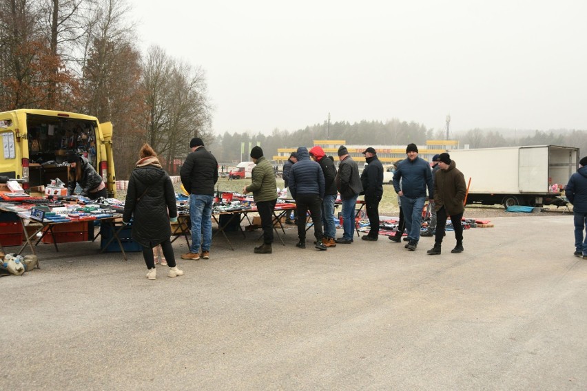 Sporo klientów na giełdzie w Miedzianej Górze. Czym byli zainteresowani? (ZDJĘCIA)