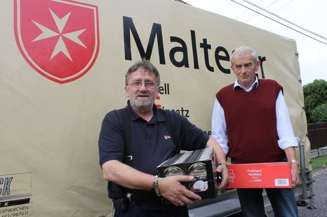 Razem z Bernhardem Serwuschokiem przyjechał inny kawaler maltański Ernst Möhlemann (z prawej), który od lat pomaga wozić dary na Opolszczyznę, a także współfinansuje koszty transportów.