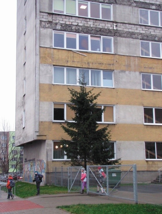 Z budynku przy ulicy Noniewicza, w centrum miasta, zwisają obróbki blacharskie. Mieszkańcy obawiają się, że spadną na głowy dzieci.