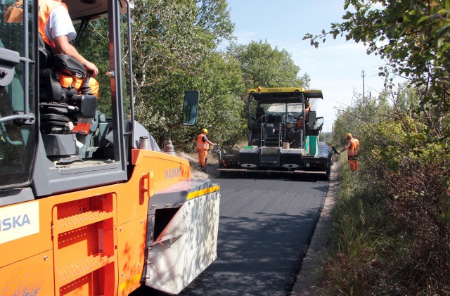 Część ulicy Zachodniej - alternatywny dojazd ze Strzemięcina na Rządz - doczekała się nowej nawierzchni, którą wykonała "Skanska".