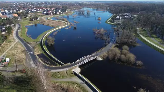 Wilczyce, most nad Widawą przy zbiegu ulicy Dworskiej i Wilczyckiej. Most jest przejezdny, jednak woda wdarła się na obniżenie drogi przy moście. To miejsce zabezpieczono workami z piaskiem, gdyby nie to, już byłoby nieprzejezdne