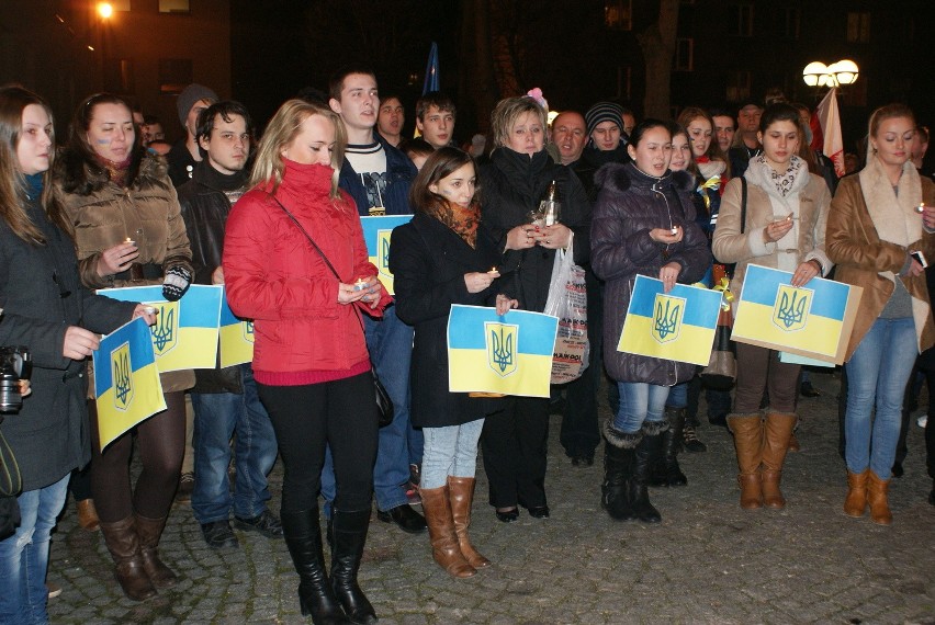 Uczestnicy spotkania przed WSB solidaryzują się z narodem...