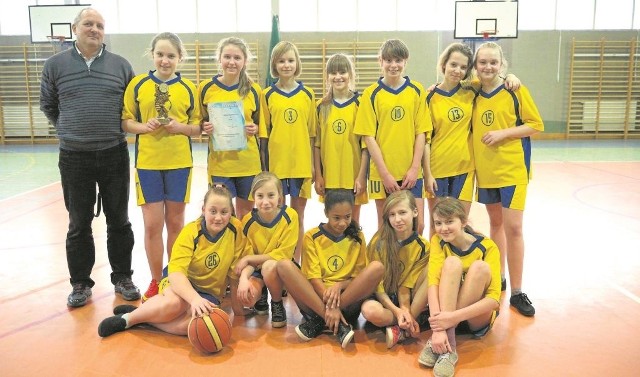 Cztery zespoły dziewcząt wzięły udział w powiatowym turnieju szkół podstawowych w koszykówce.