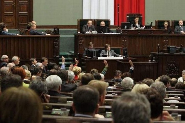 Jutro w Sejmie rozpocznie się dyskusja o trzech projektach ustawy dającej konkubinatom i osobom homoseksualnym prawo rejestracji swych związków, do dziedziczenia, wzajemnej opieki czy  wspólnego opodatkowania.