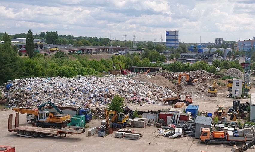 Hałdy odpadów przy ulicy Kombatantów. Okazuje się, że wszystko jest zgodne z prawem [ZDJECIA]