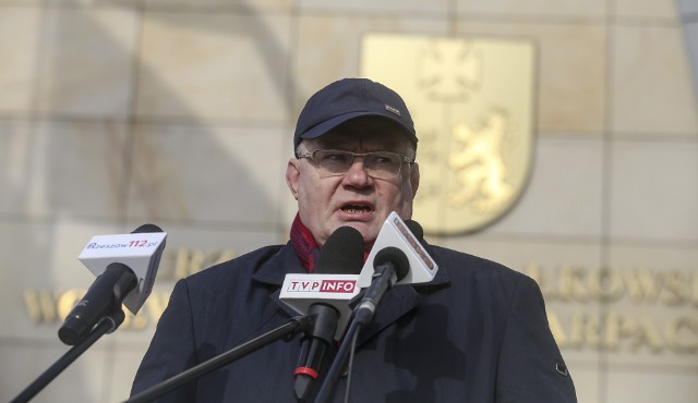 Andrzej Szlęzak, przewodniczący Komisji Rewizyjnej Sejmiku na dwie godziny przed sesją zwołał  konferencję prasową przed budynkiem urzędu marszałkowskiego