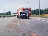 Samochód osobowy uderzył w barierę energochłonną na drodze S6 Koszalin - Kołobrzeg [ZDJĘCIA]