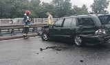 DZ24: Wypadek w Katowicach na DTŚ. Mercedes uderzył w barierki