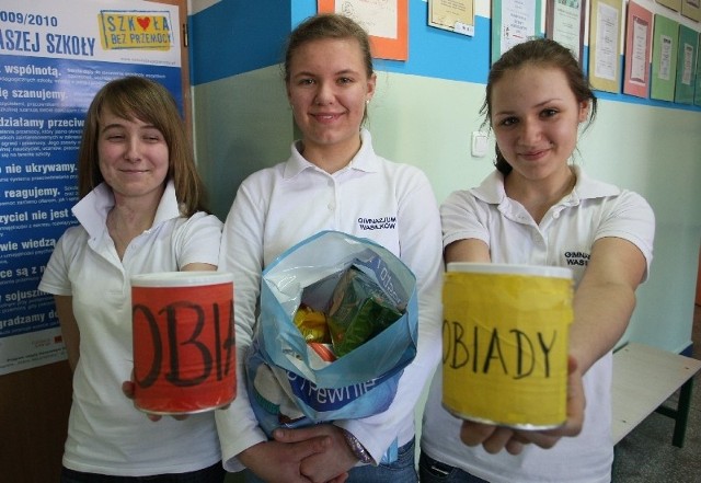 Emilka Kędzierewicz, Hanna Daszuta i Monika Matyszewska to wolontariuszki z gimnazjum w Wasilkowie, które razem z innymi wolontariuszami będą zbierać datki na obiady dla najuboższych uczniów