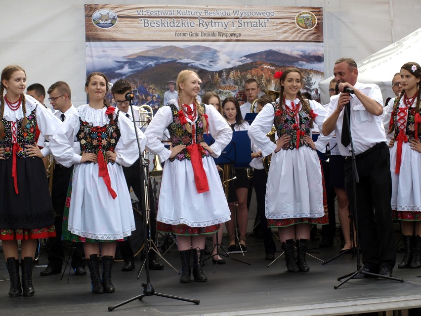 Odkryj Beskid Wyspowy. W sobotni deszczowy wieczór pokonali Korab, a w niedzielny słoneczny poranek wspięli się na Jaworz