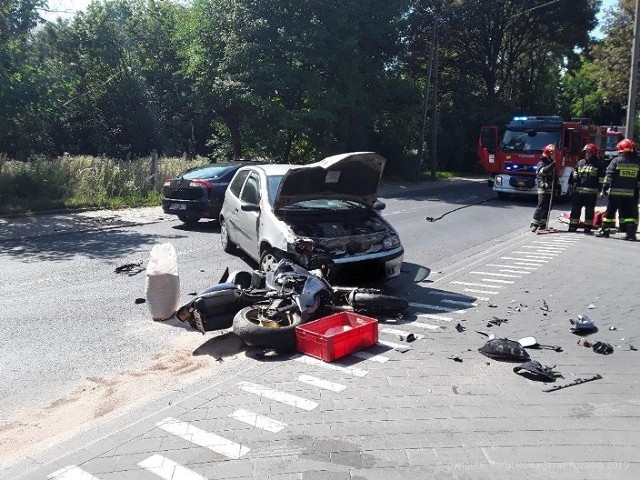 Do jednego z łódzkich szpitali trafił wczoraj 32-letni motocyklista, który na ul. Pomorskiej został potrącony przez fiata punto. Za kierownicą samochodu siedziała 64-letnia kobieta. Nic jej się nie stało. Do wypadku doszło przed godz. 13 u zbiegu ul. Pomorskiej i ul. Szarotki. Jak wstępnie ustalili policjanci z Wydziału Ruchu Drogowego Komendy Miejskiej Policji w Łodzi, 64-latka jechała ul. Pomorską i na skrzyżowaniu z ul. Szarotki postanowiła skręcić w lewo. Nie ustąpiła jednak pierwszeństwa jadącemu z przeciwka 32-letniemu motocykliście. CZYTAJ DALEJ NA NASTĘPNYM SLAJDZIE