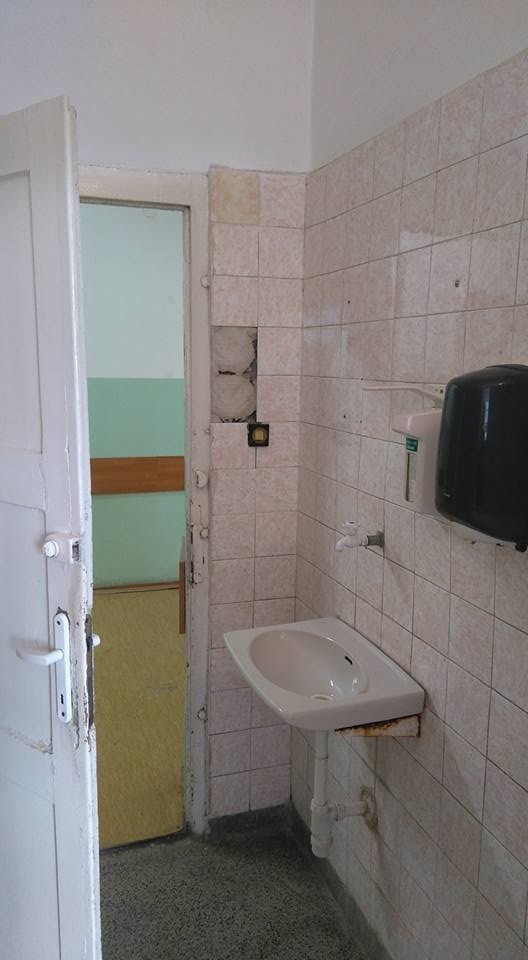 Ale ruina! Tak wyglądają toalety dla pacjentów przychodni w Szczecinie
