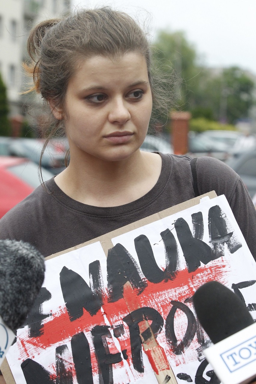 Reforma Gowina. "Balkonowy" protest przeciw reformie nauki także na Wydziale Ekonomiczno-Socjologicznym Uniwersytetu Łódzkiego [ZDJĘCIA]