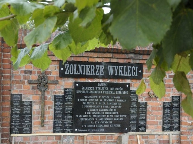 Oprócz memorialnej tablicy jest 48 imiennych tabliczek