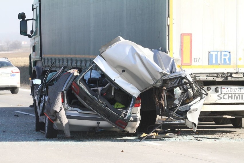 Wypadek na A4 pod Kątami Wr. Dwie osoby ciężko ranne