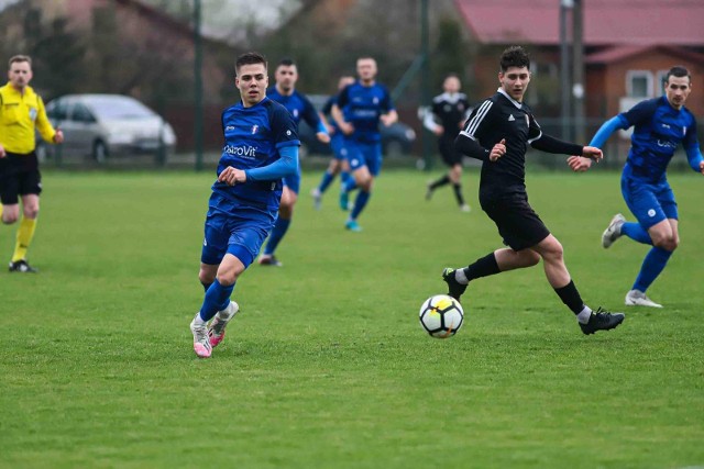 Olimpia Zambrów (niebieskie stroje) w minionym sezonie spadła z III ligi, a teraz chce do niej wrócić,. Lista groźnych konkurentów jest jednak długa.