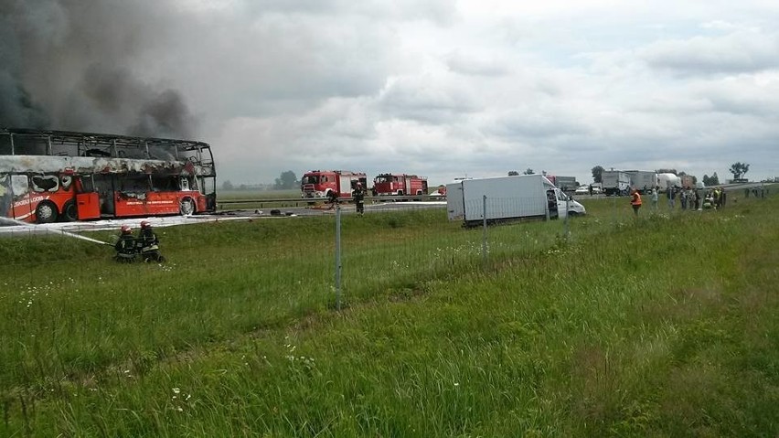 Karambol i pożar na A4. Cztery auta, w tym Polski Bus z Wrocławia, stanęły w ogniu (ZDJĘCIA, FILMY)