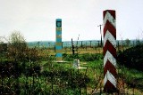Przy pomocy śmigłowca wymieniano słupy graniczne w Bieszczadach