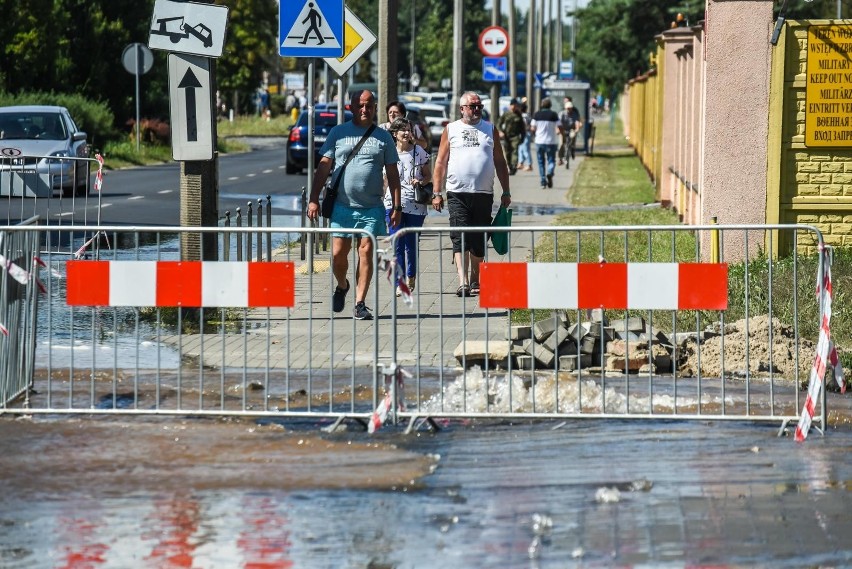 Firma wykonująca roboty drogowe uszkodziła wodociąg biegnący...