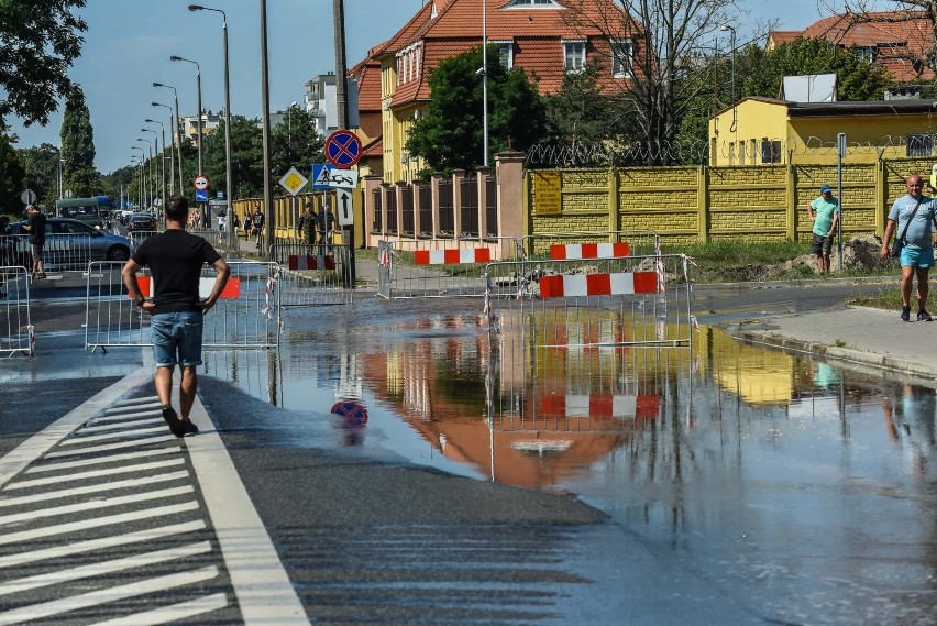 Firma wykonująca roboty drogowe uszkodziła wodociąg biegnący...