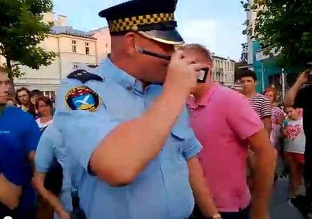 Kadr z filmu nagranego podczas interwencji strażników na Placu Przyjaciół Sopotu
