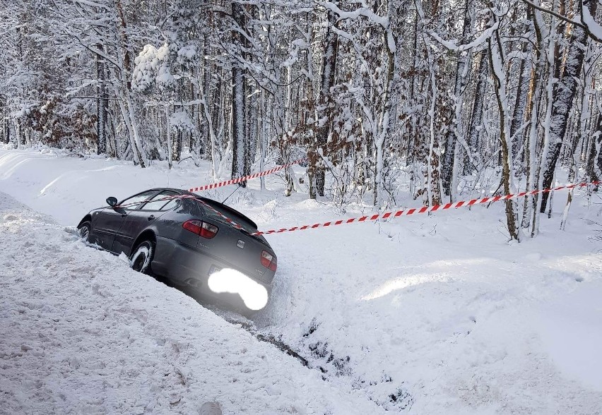 Auto wypadło z drogi na trasie Gołubie - Stężyca. W akcji...