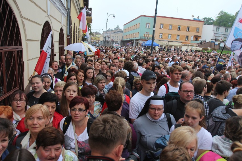 Ogromne tłumy pielgrzymów starają się dostać jak najbliżej...