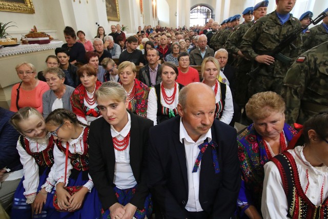 W niedzielę w Sanktuarium na Świętym Krzyżu rozpoczął się tygodniowy odpust ku czci Podwyższenia Drzewa Krzyża Świętego. Uroczystą sumę odpustową sprawował i homilię wygłosił biskup włocławski Wiesław Mering.Liturgię sumy odpustowej uświetnił chór Masłowianie z Masłowa pod dyrekcją Michała Kopcia oraz Młodzieżowa Orkiestra Dęta OSP z Bodzentyna pod dyrekcją Jerzego Łapińskiego. -Bardzo serdecznie pozdrawiam wszystkich, stojąc w tym niezwykłym miejscu. Jesteście - siostry i bracia - miejscowi i być może nawet nie zdajecie sobie sprawy, jaką czcią darzą ludzie to sanktuarium, jak ogromną wagę ma sanktuarium Świętego Krzyża. Wiele myśli można formułować myśląc o krzyżu, o jego roli w życiu chrześcijan. Także o naszym życiu, bo jestem pewien, że z wyjątkiem tych najmłodszych, których przyprowadziliście do bazyliki, każdy dorosły człowiek, wcześniej czy później, w swoim życiu musi otrzeć się o krzyż. Krzyż, który z jednej strony jest symbolem męki i cierpienia Jezusa, a z drugiej strony czymś o wiele większym. Bo jest bez wątpienia znakiem zwycięstwa Jezusa nad cierpieniem, śmiercią, nad tym wszystkim, co człowiekowi przyjąć tak bardzo trudno - dodał biskup włocławski Wiesław Mering.„Patrząc na Krzyż - uczmy się miłości” - hasło przyświecające tegorocznemu odpustowi jest zaczerpnięte z nauczania świętego Jana Pawła II. Słowa te wypowiedział papież Polak w Masłowie w 1991 roku.Dorota Kułaga