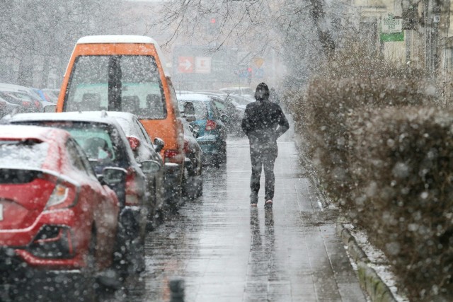 Śnieg może zacząć padać na Kujawach i Pomorzu w piątek. Opady mogą być intensywne.