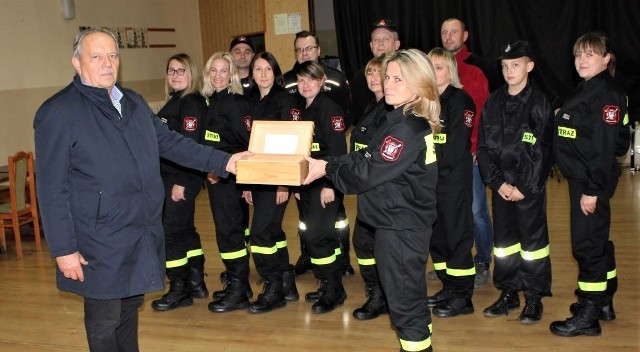 Zebrane pieniądze w imieniu strażaków na ręce Jarosława Zatorskiego, dyrektora Hospicjum w Busku-Zdroju przekazała Joanna Wojtasik.