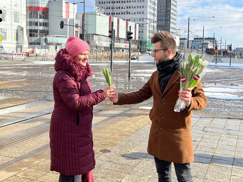 Kwiaty i obietnice od łódzkiej Lewicy na Dzień Kobiet. Konferencja z okazji 8 marca ZDJĘCIA