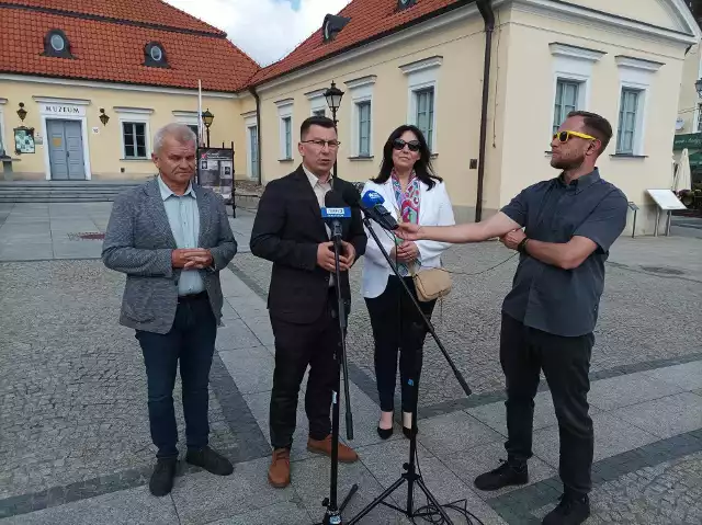 Radni sejmiku wojewódzkiego (od lewej): Jacek Piorunek, Karol Pilecki i Anna Augustyn informują, że składają do marszałka interpelację w sprawie organizacji koncertu "Disco pod Gwiazdami"