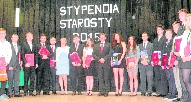  Czternaście stypendiów, w wysokości od 700 do 2000 złotych wręczył wybitnym uczniom starosta ostrowiecki Zbigniew Duda. 