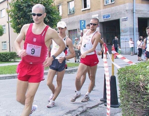 Obecny minister sportu Tomasz Lipiec (z nr 9) podczas mityngu rozegranego w Nowej Dębie, gdzie przegrał z Grzegorzem Sudołem (na zdjęciu w czapeczce).