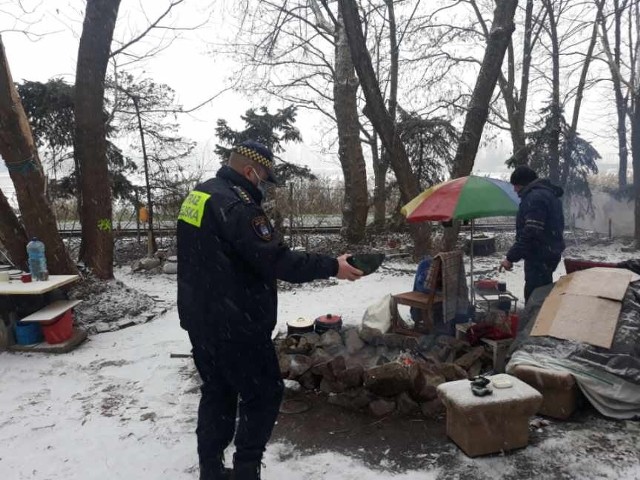 W pakietach można znaleźć samopodgrzewajace się danie (400 ml), baton owocowy, miód naturalny oraz środki higieniczne