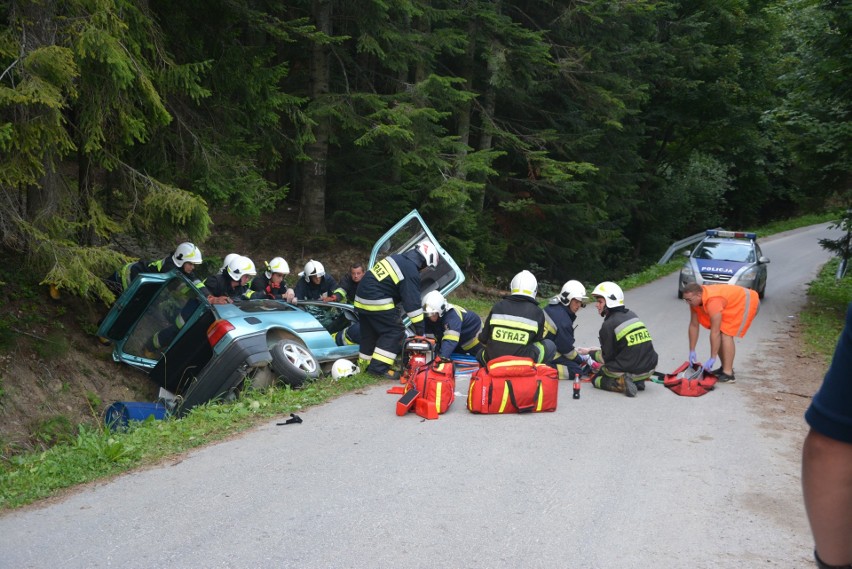 Orawa. Śmiertelny wypadek w Lipnicy. Nie żyje 19-letni kierowca, dwie nastolatki w szpitalu [ZDJĘCIA]