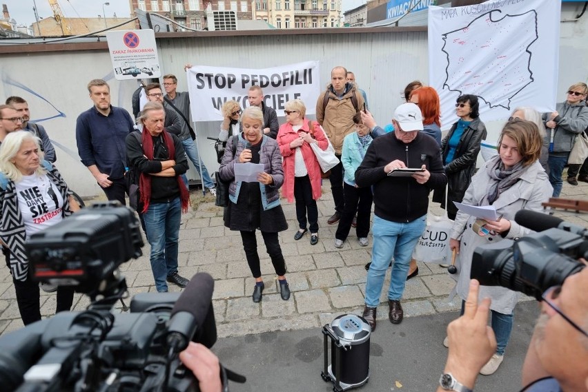 "Zły dotyk boli cale życie" - taki transparent nieśli w...